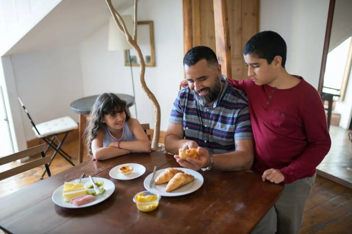 صورة لأب يحاور ابنه