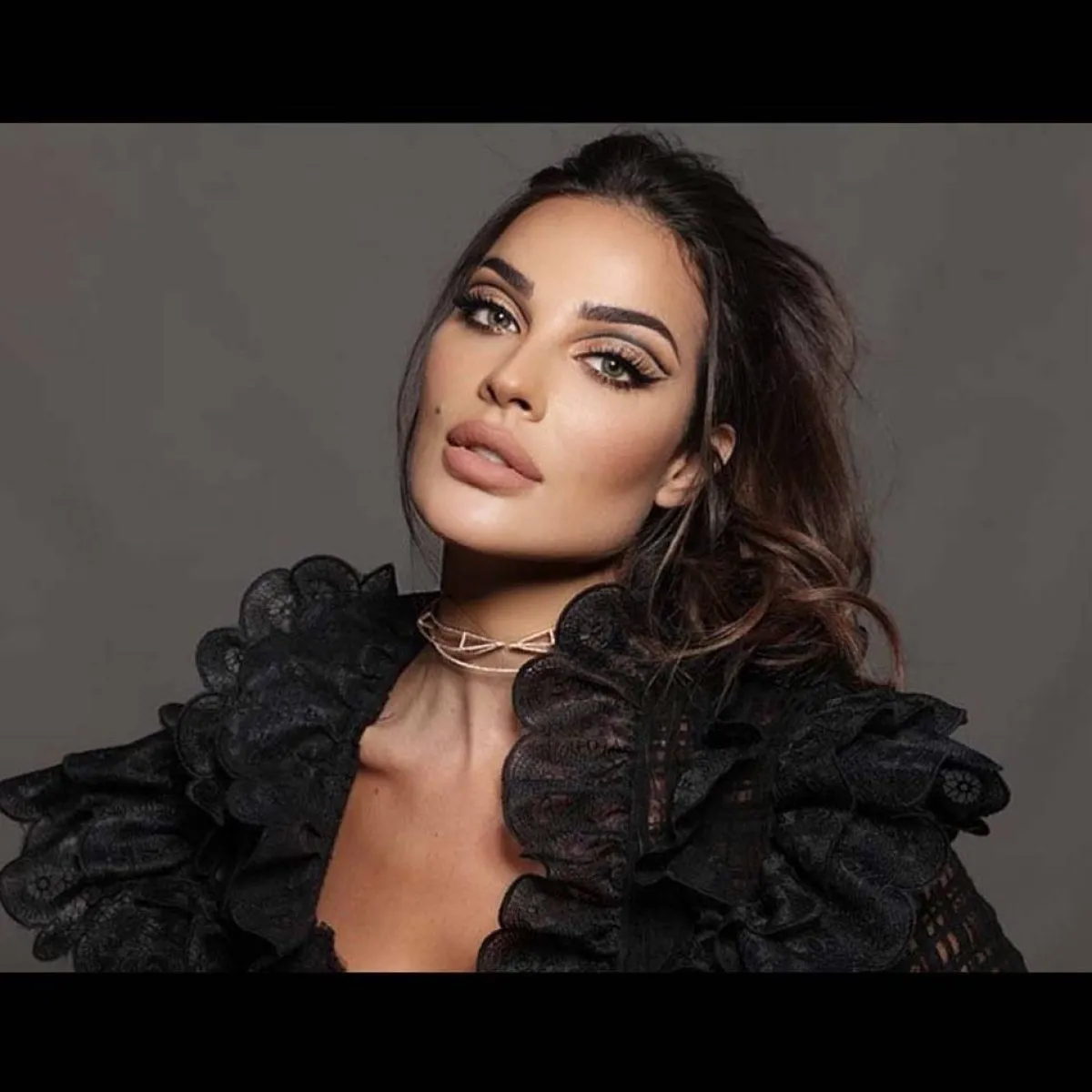 النجمة نادين نجيم على بوستر مسلسل صالون زهرة - الصورة من حسابها على انستغرام