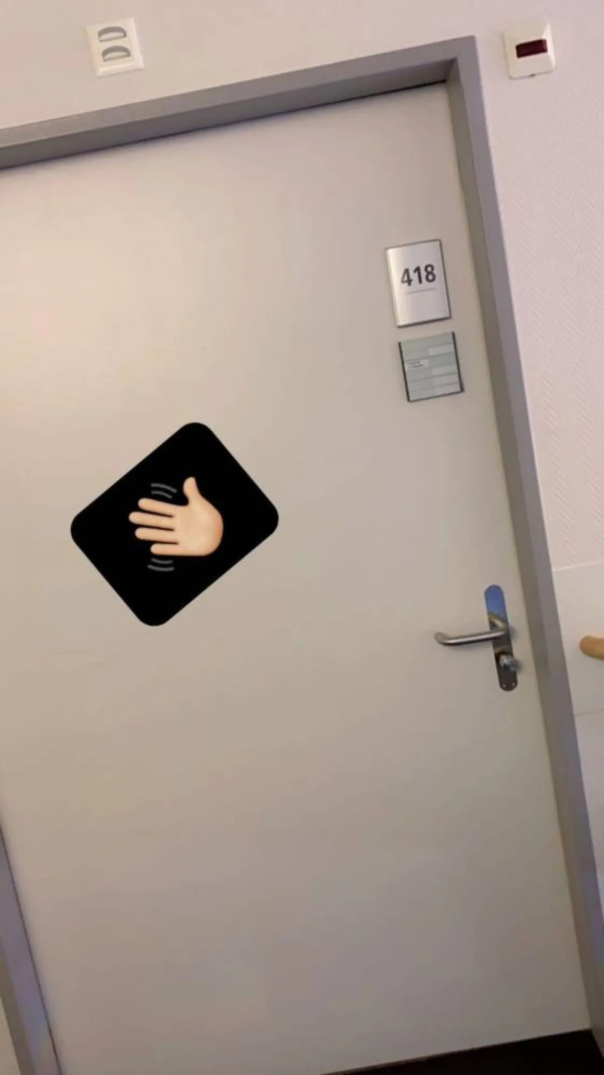 ياسمين عبد العزيز تودع غرفتها بالمستشفى الذي تم علاجها به في سويسرا وتعود للقاهرة