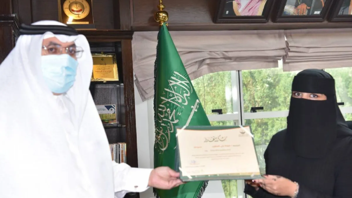 أمين منطقة تبوك يكرم متطوعة تزيل الكتابات من على جدران مبنى تعليمي