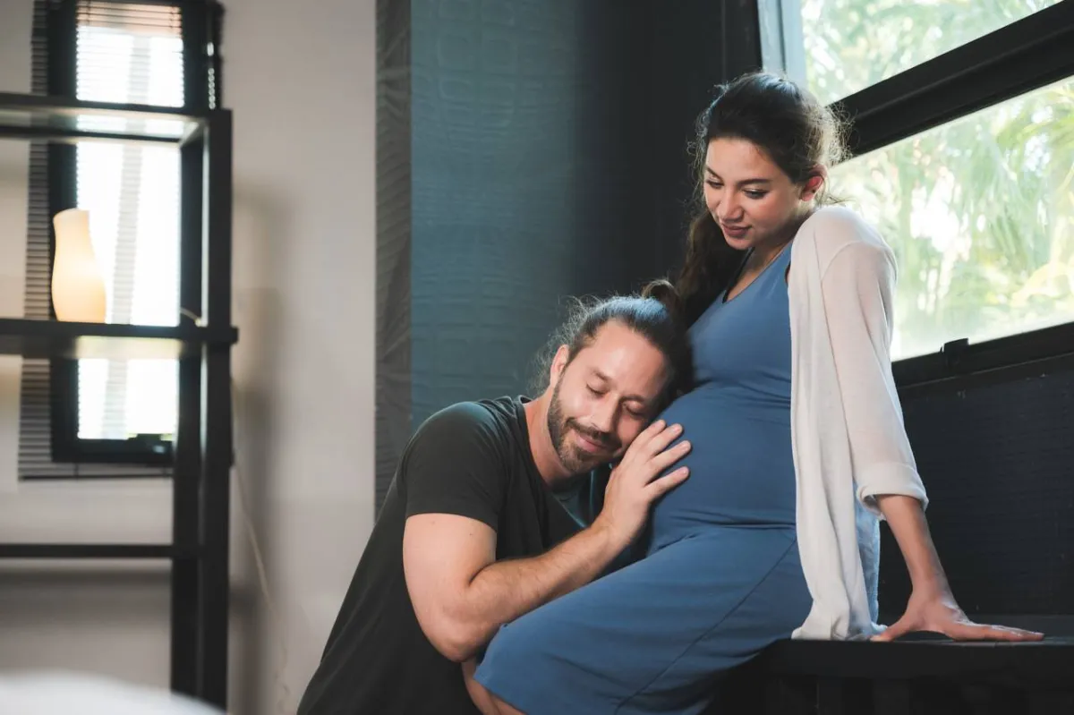 صورة لزوج يستمع إلى ركلات الجنين