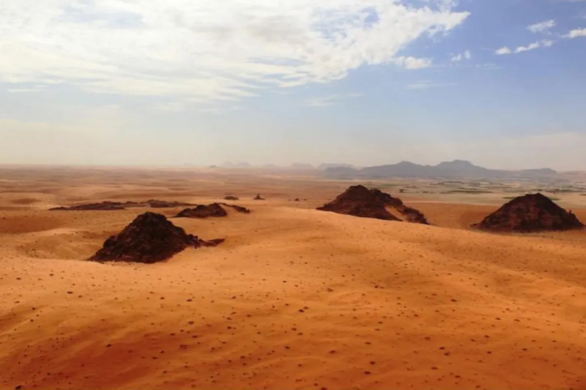 تحت هذه الكثبان توجد أدلة على الأراضي العشبية الخضراء والبحيرات- الصورة من موقع abc.net.au