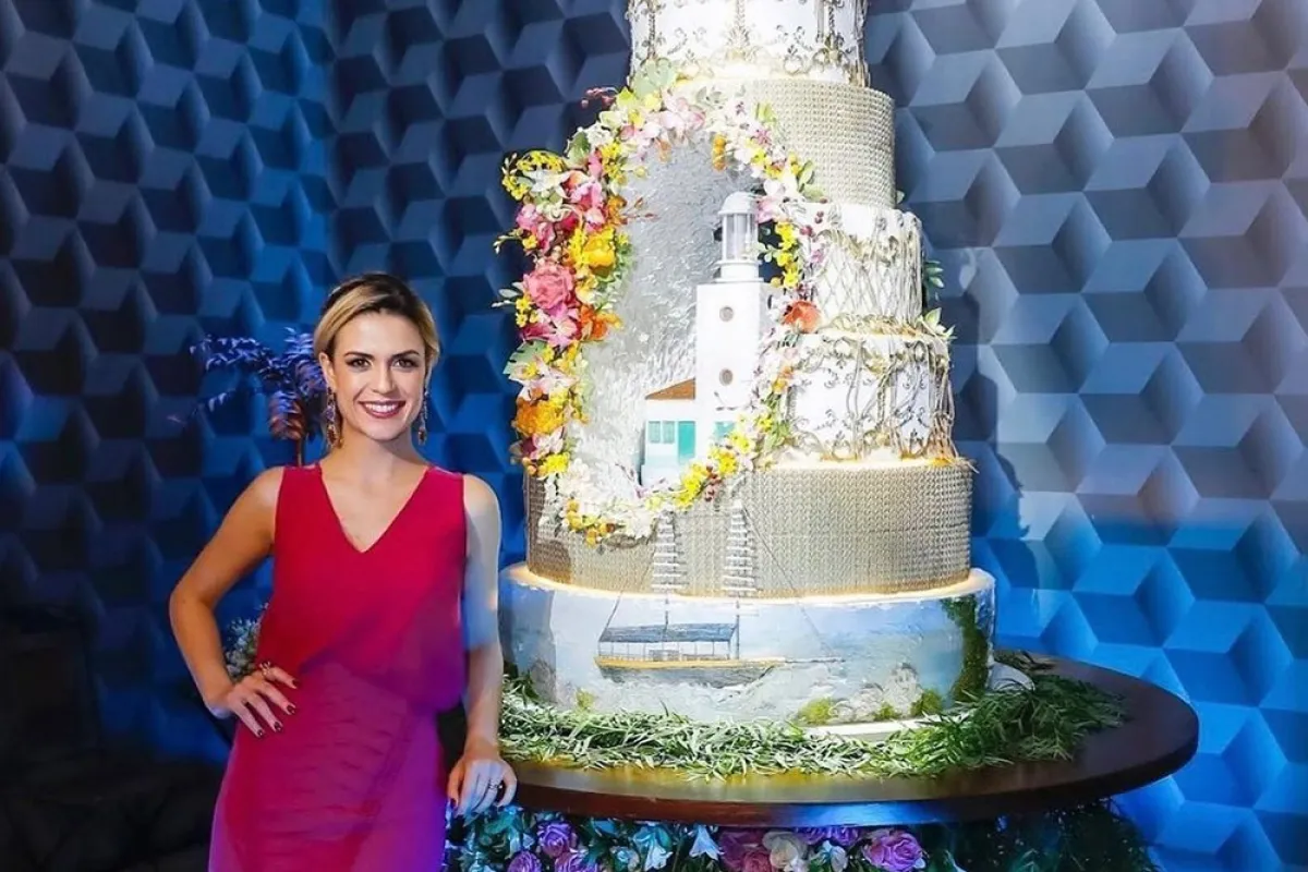 بيكا ميلانو مع إجدى كعكاتها- الصورة من حسابها على إنستغرام