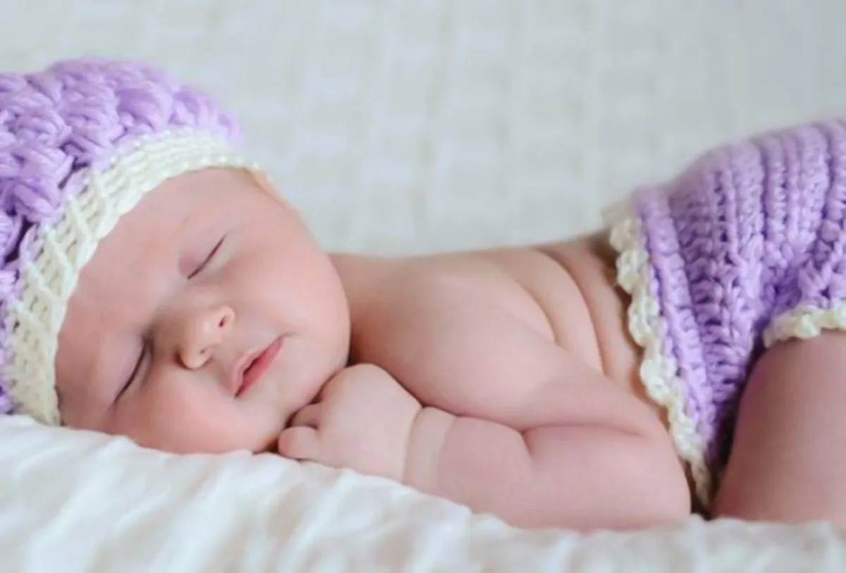 صورة تمثل نوم الرضيع على بطنه