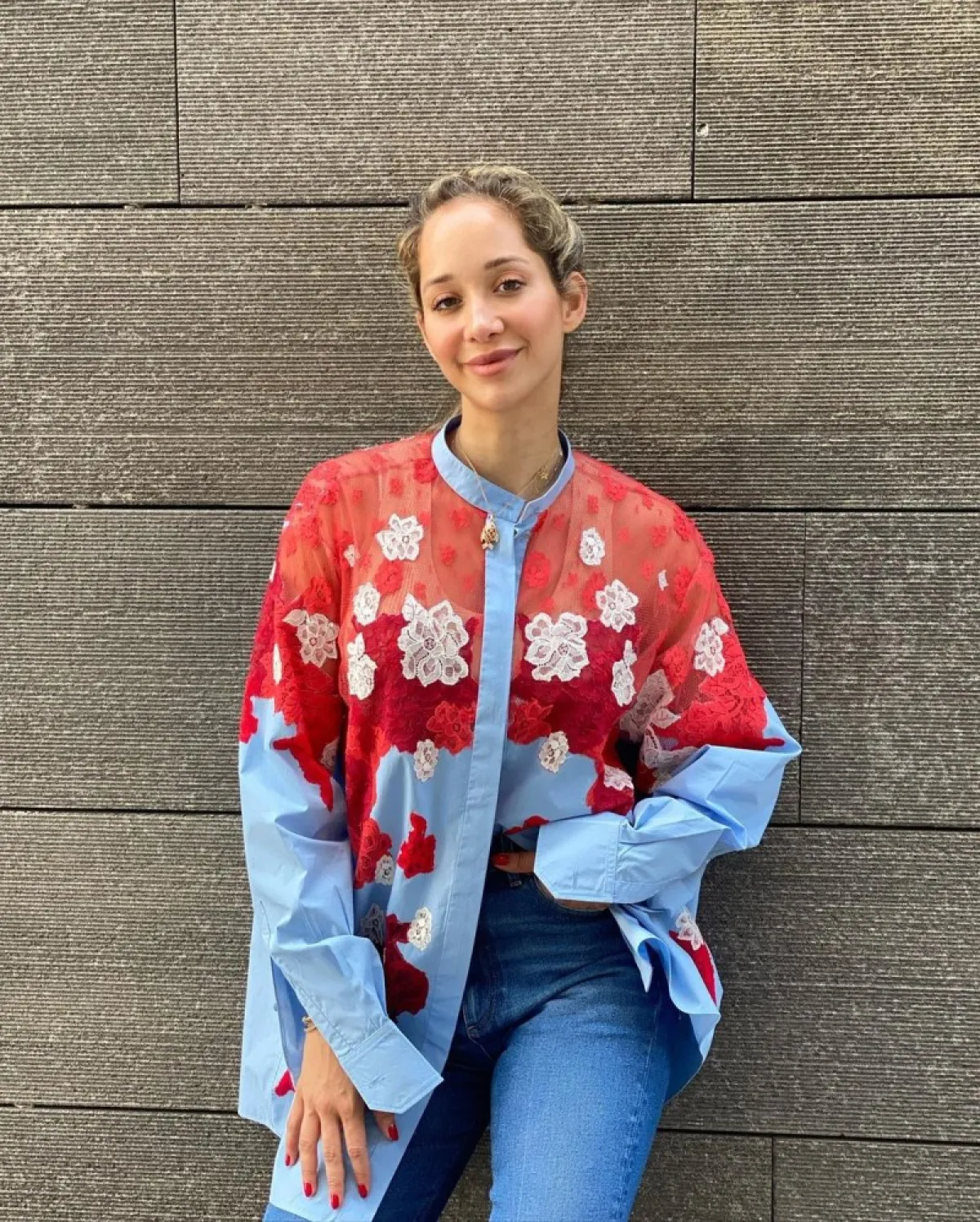 لانا الساحلي بطقم كاجوال باللون الأزرق- الصورة من حسابها على انستغرام