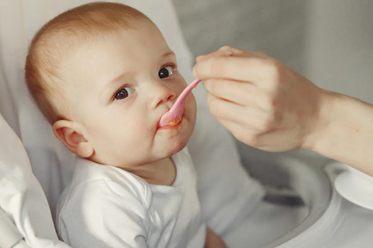 خطوة بخطوة.. كيف تبدئين بتقديم الأطعمة الصلبة لطفلك