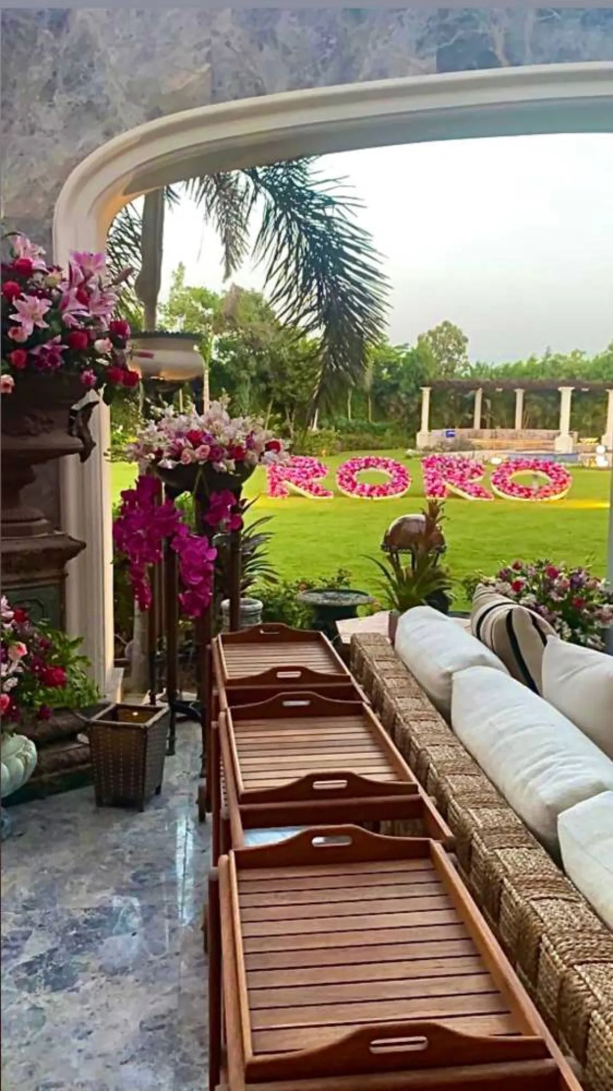 محمد حلاوة يفاجئ ريهام حجاج بكتابة اسمها بالزهور في فيلا حديقة منزله - الصورة من حساب ريهام على ستوري انستغرام