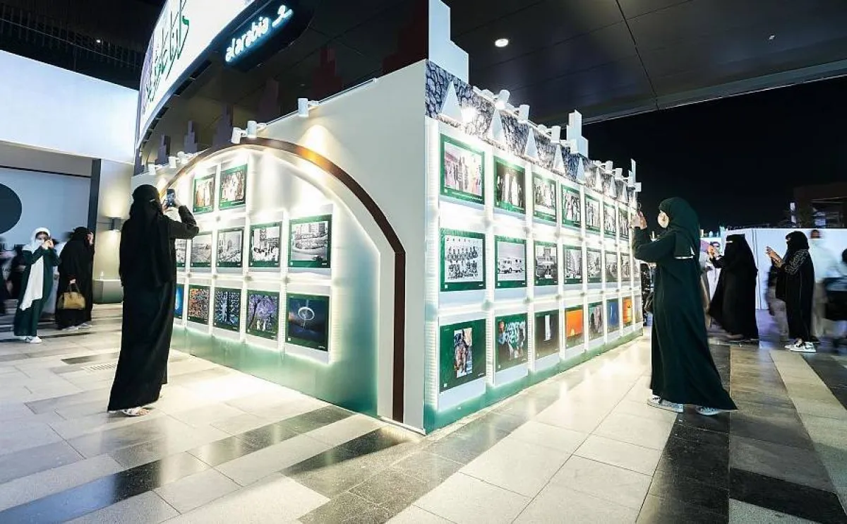 حرص الزوار على التقاط صور لهم مع صور المعرض. المصدر (واس)