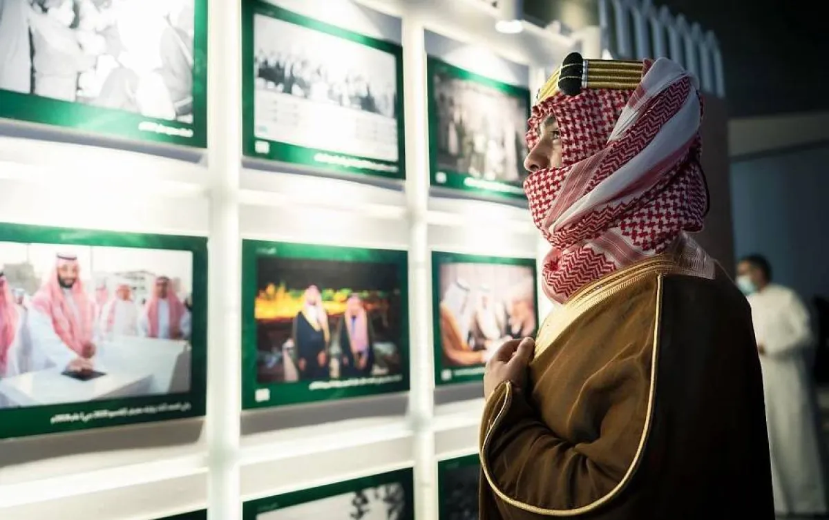 شهد المعرض صورًا للمشروعات التي دشنها ولي العهد. المصدر (واس)
