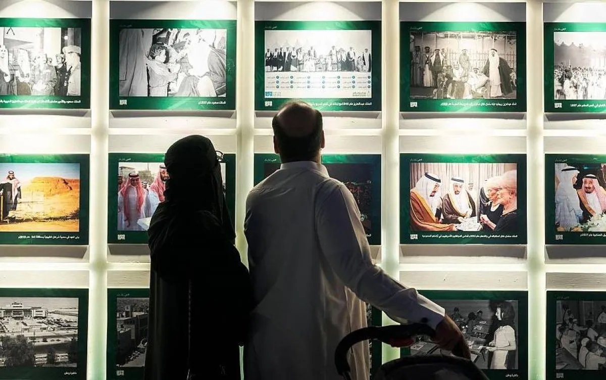 الصور التاريخية للملوك والحراك التنموي للسعودية يجذب جمهور واجهة الرياض. المصدر (واس)