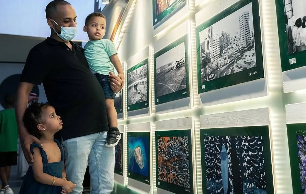 جذبت الصور زوار المعرض. المصدر (واس)