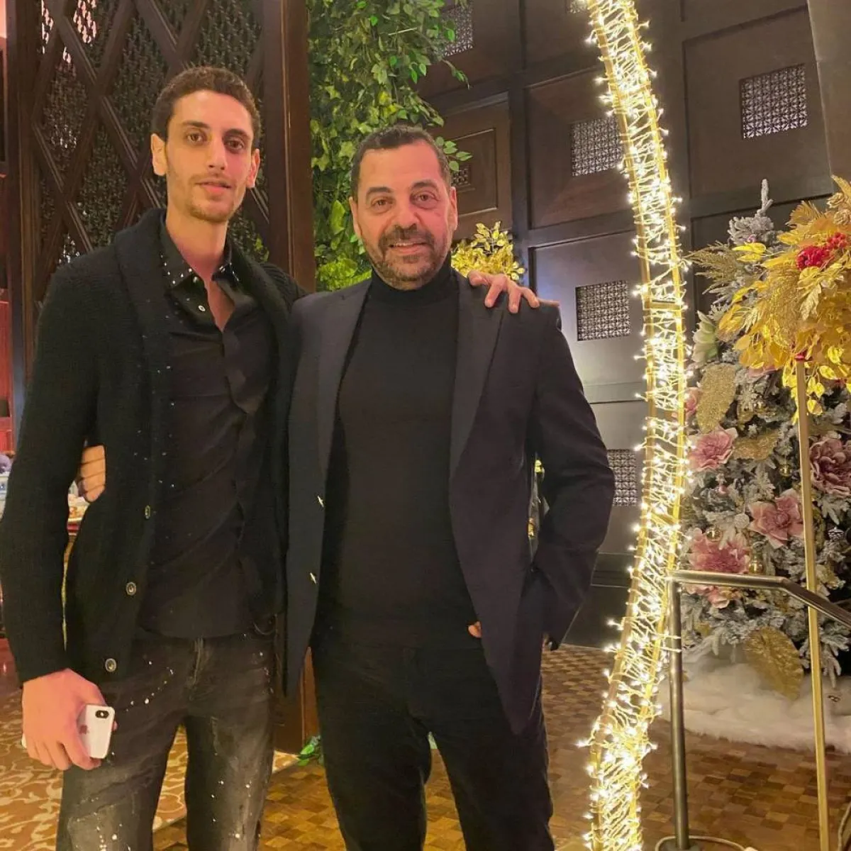 عمر برفقة والده طارق العريان - الصورة من حساب طارق العريان على إنستقرام
