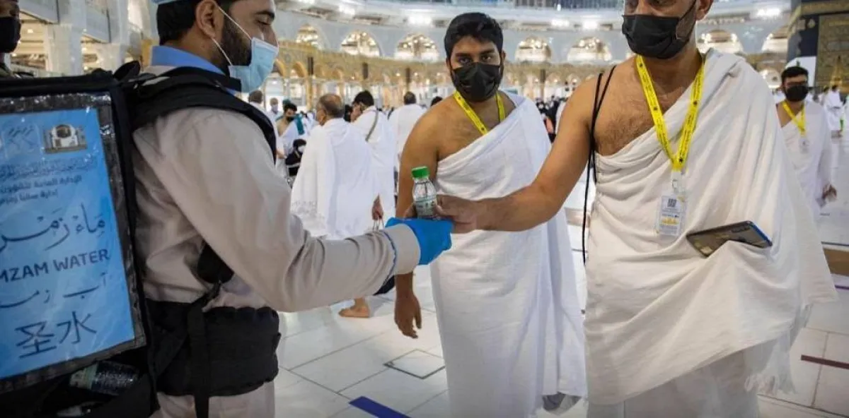 توزيع ماء زمزم على زوار الحرمين. المصدر (واس)