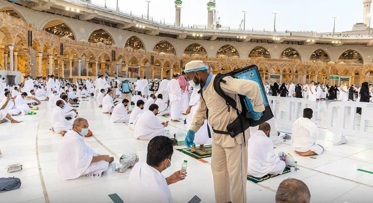 توزيع ماء زمزم في صحن المطاف. المصدر (واس)