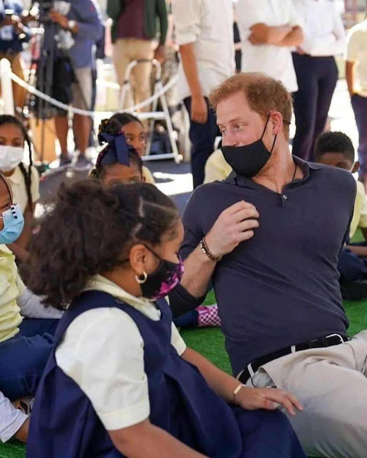 هاري بين طلاب المدرسة- الصورة من حساب Europe Royals على إنستغرام