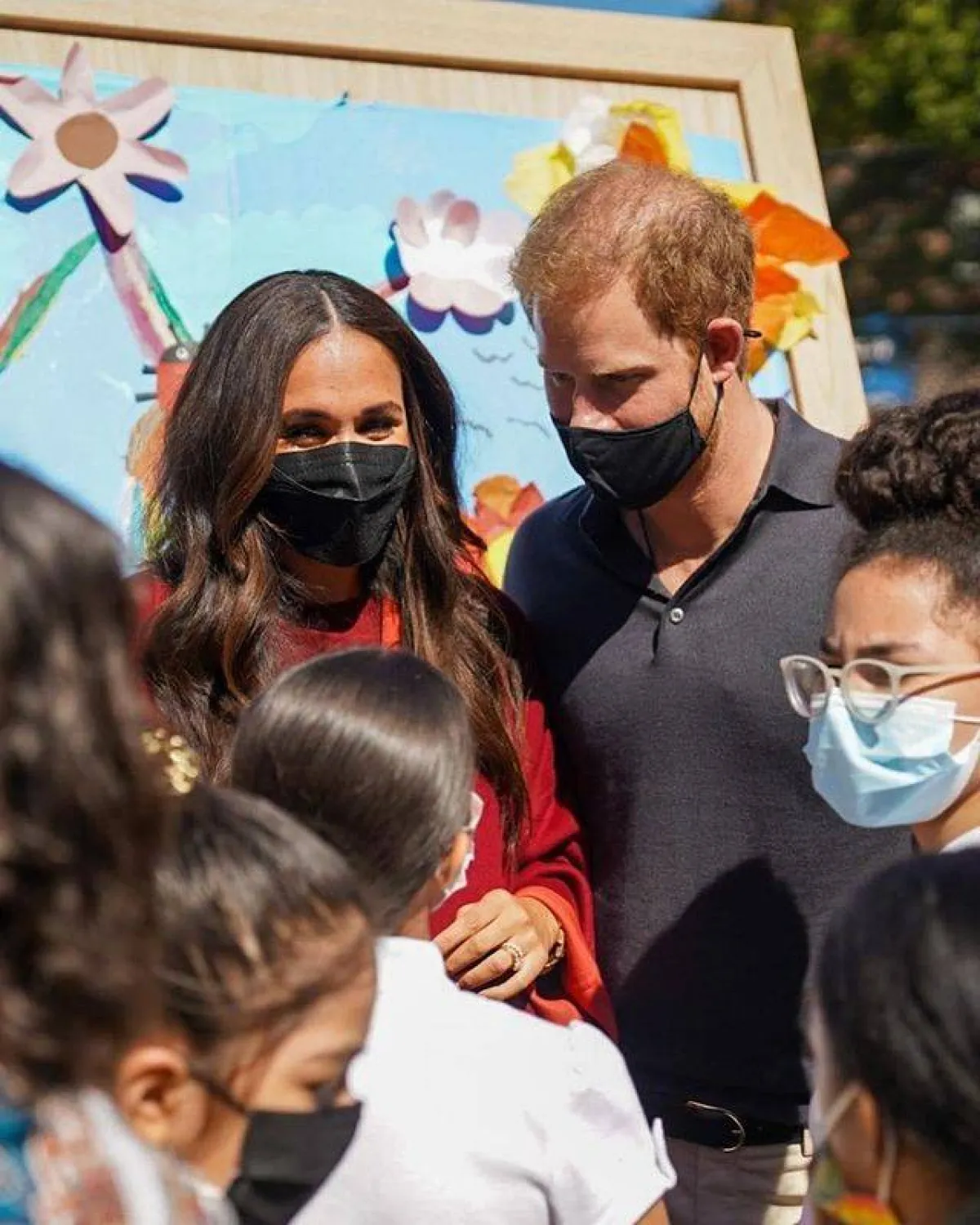 ميغان وهاري بين طلاب المدرسة- الصورة من حساب Europe royals على إنستغرام