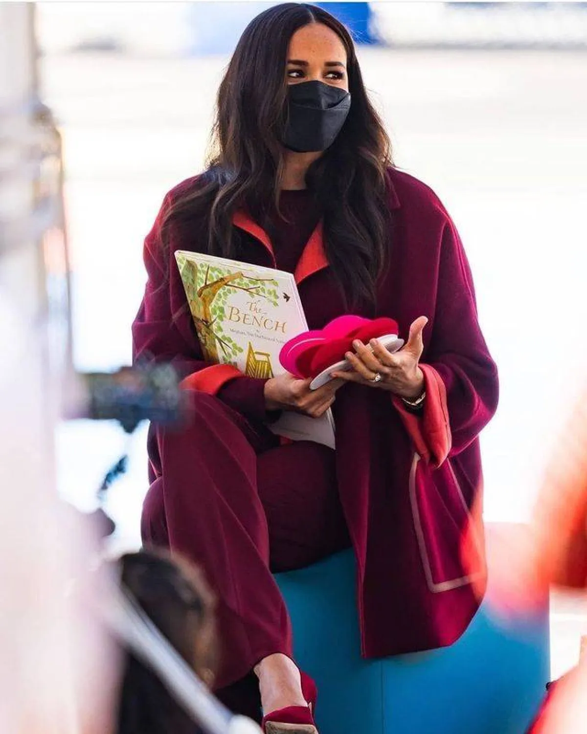 ميغان تجلس أمام الأطفال- الصورة من حساب Europe Royals على إنستغرام