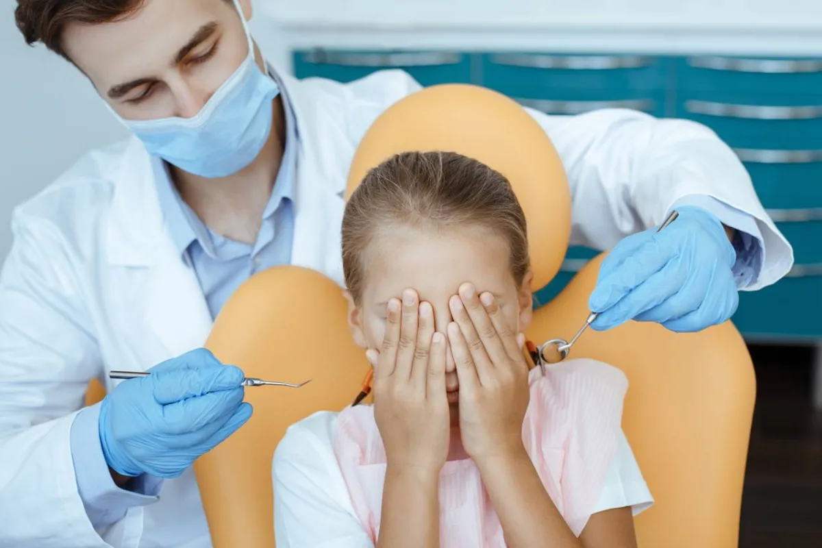 فتاة صغيرة وطبيب الأسنان