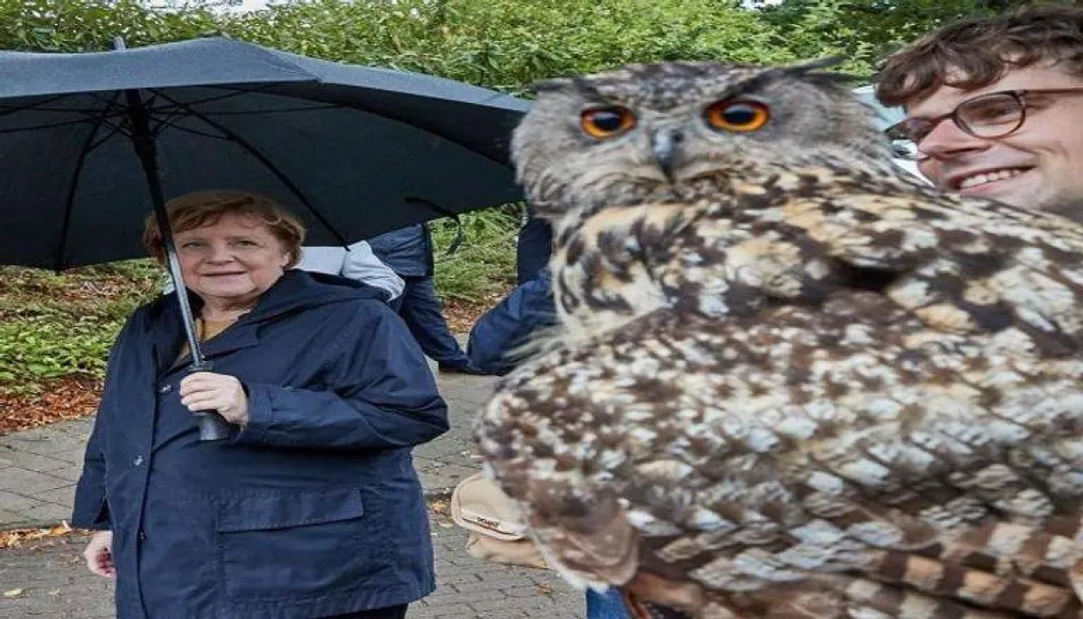 جورج غونثر يمسك بالبومة