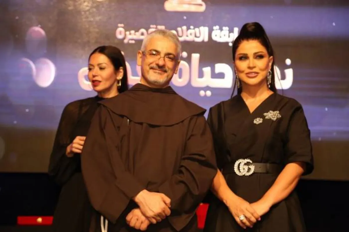 الأب بطرس دانيال يكرّم جومانا مراد  - الصورة من المسؤول الإعلامي بالمركز