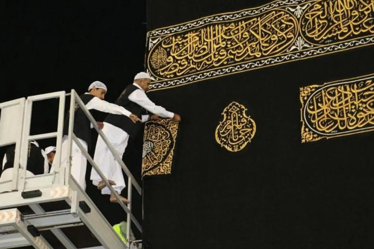 تركيب كسوة الكعبة حديثا - من فيس بوك Yaffa48.com يافا 48