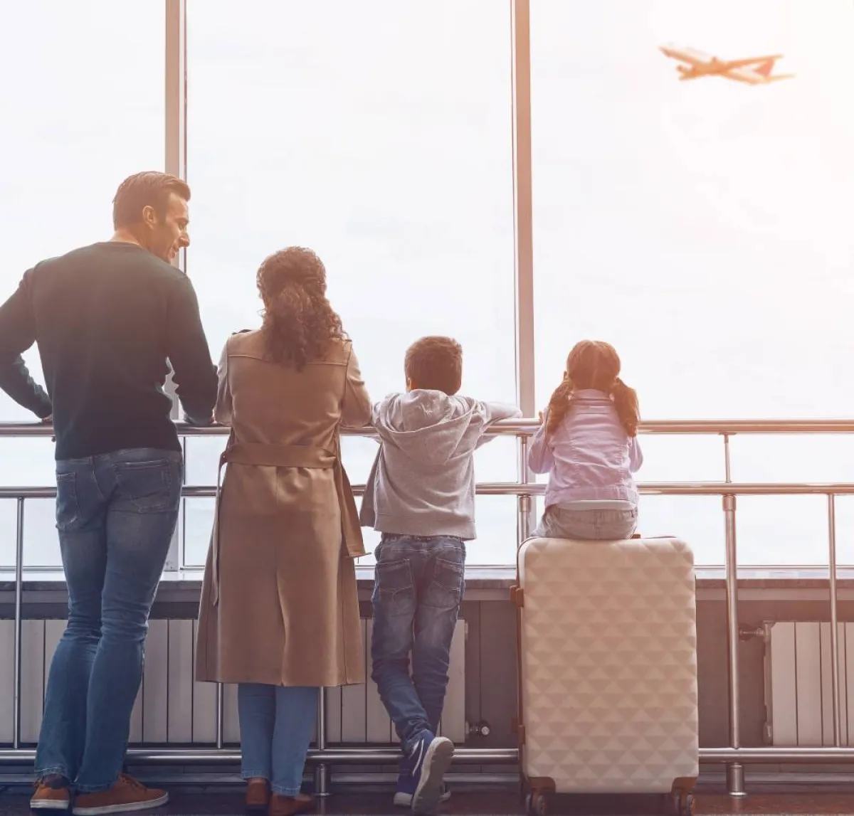 ينصح بضرورة عدم الإفراط في تعبئة الحقائب، وذلك لأن الكثير من العائلات تميل إلى حزم ما يستخدمه الأطفال في المنزل