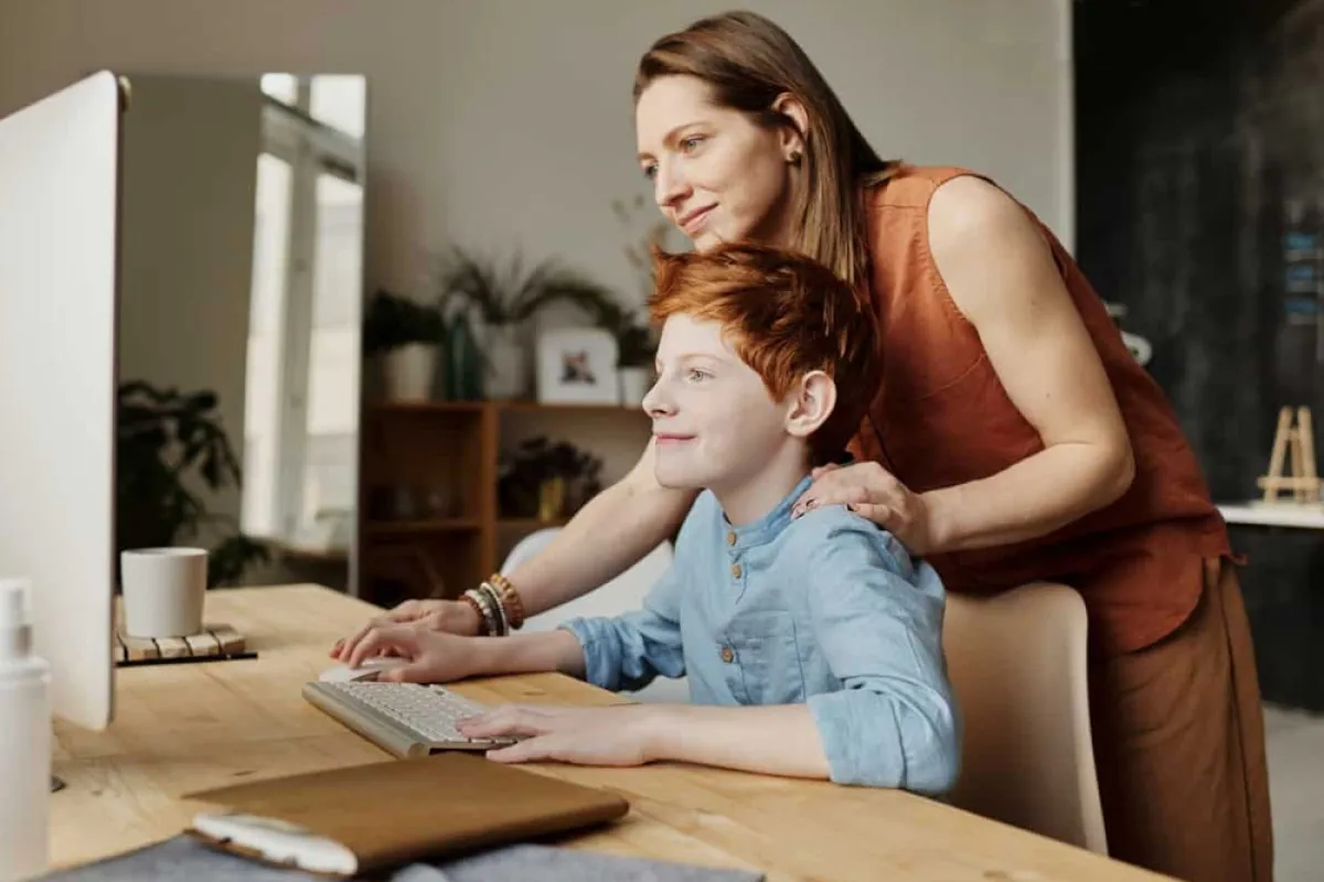 دور الأهل لزيادة تركيز الطفل بالمدرسة