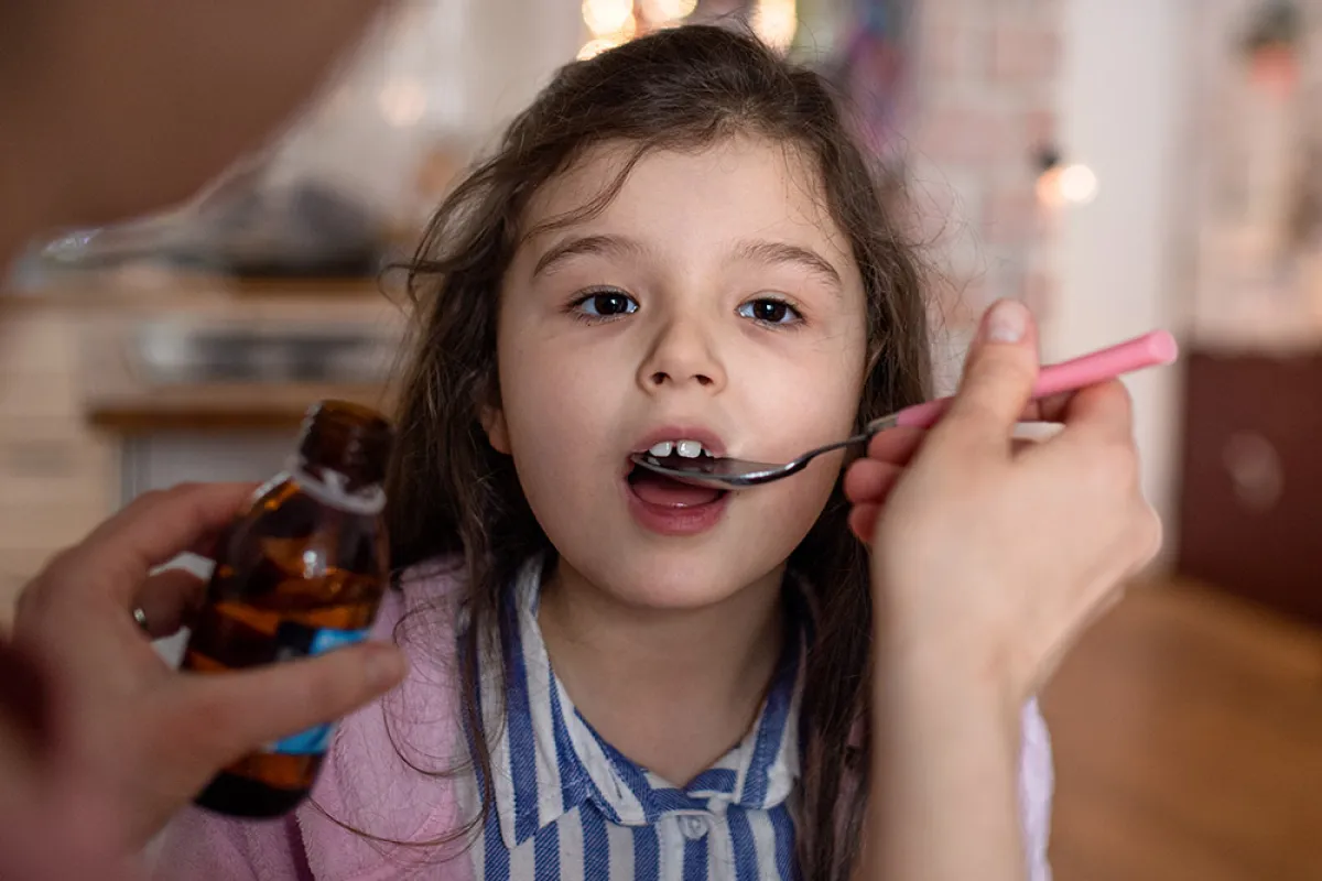 كيف تقنعين طفلك بتناول الدواء؟