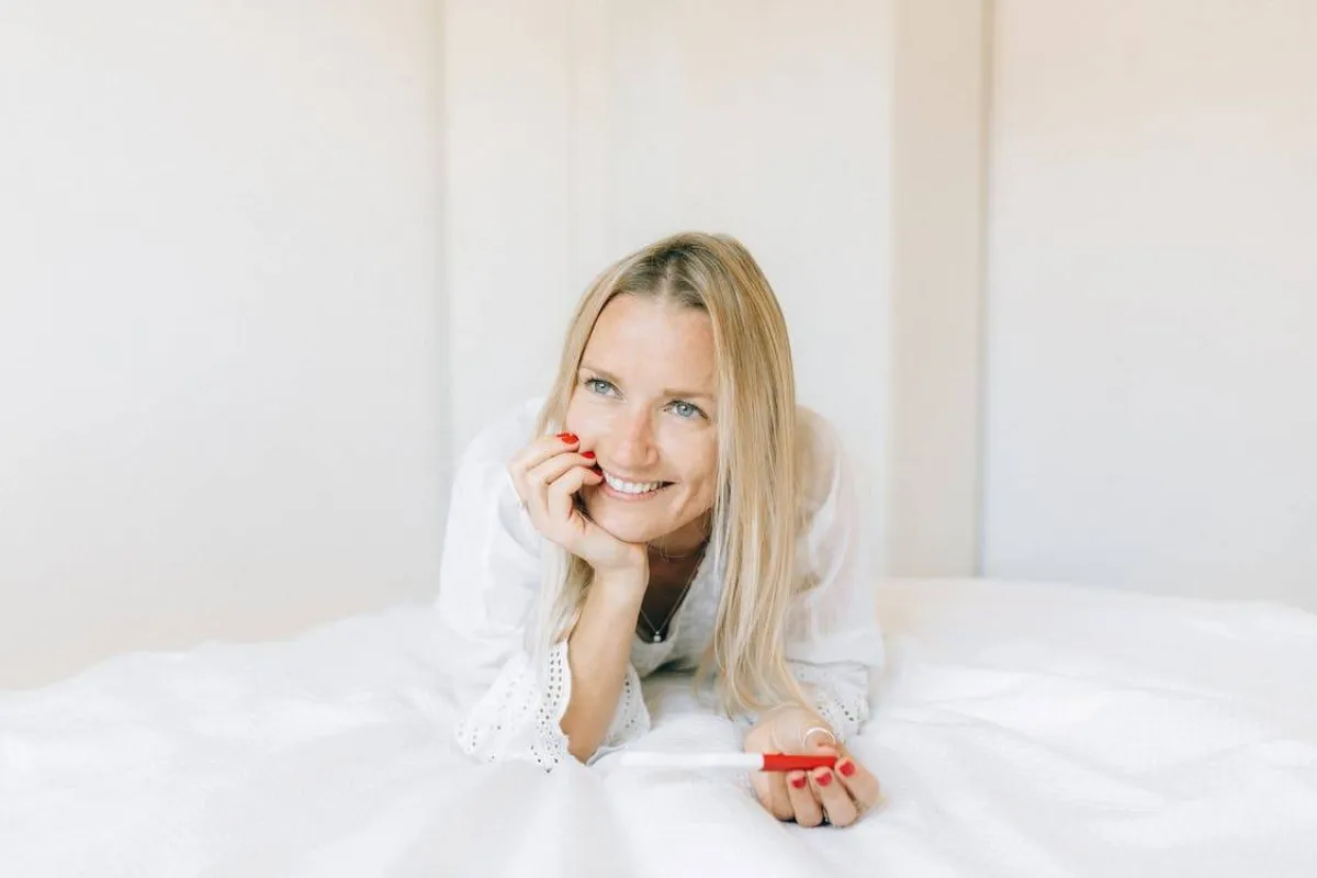 صورة لأمرأة سعيدة تنتظر الحمل