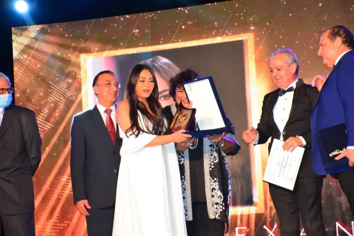 سلوى خطاب تتسلم التكريم في حفل الافتتاح - الصورة من حساب مهرجان الإسكندرية على الفيس بوك