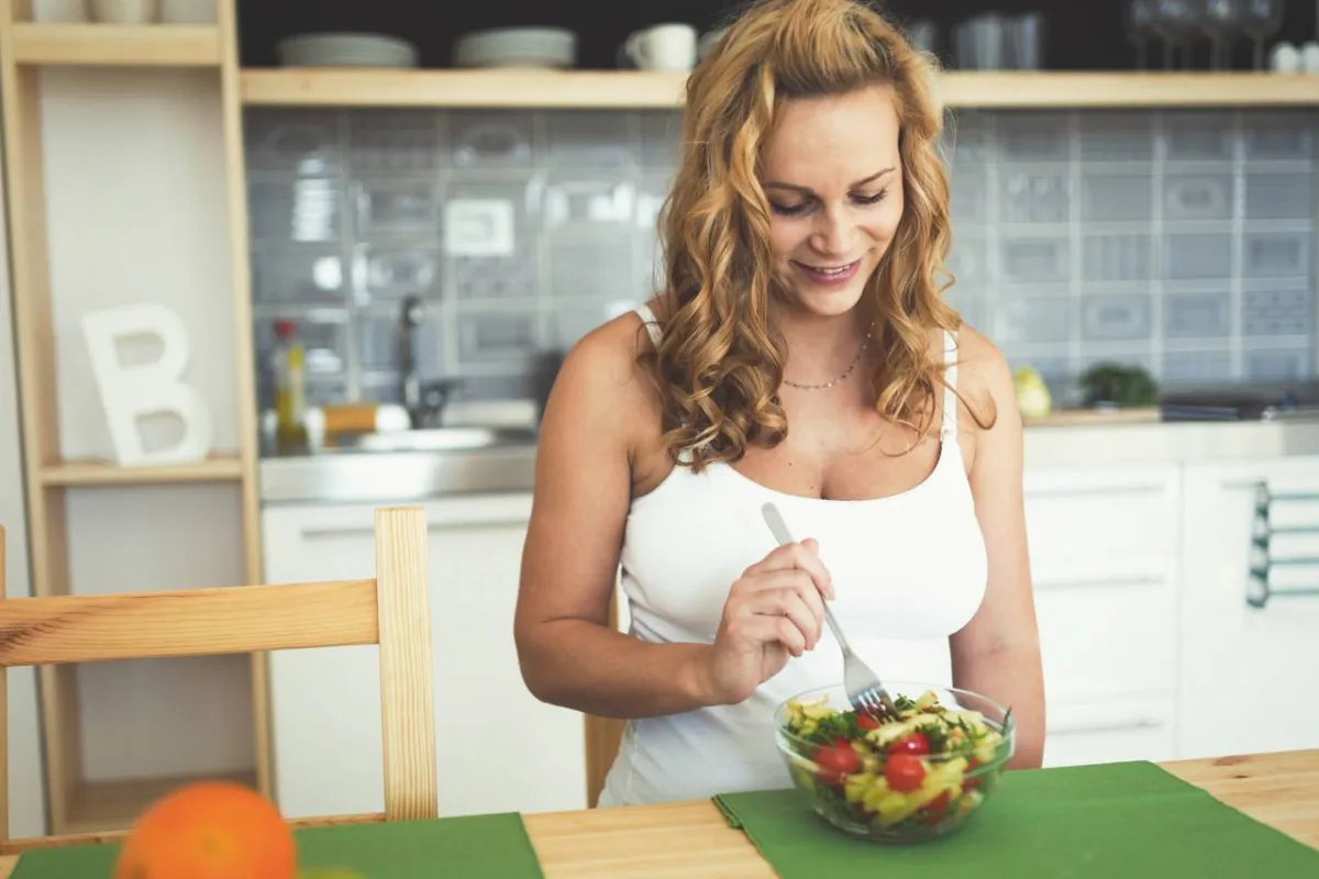 صورة لامرأة تتناول المغذيات