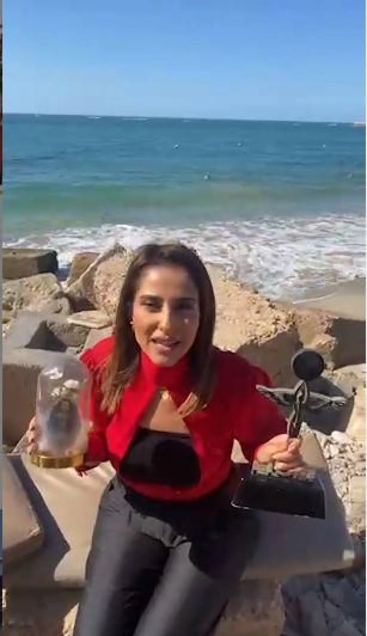  حنان والجائزة- الصورة من أمام البحر مباشرة من انستجرام بوسي شلبي