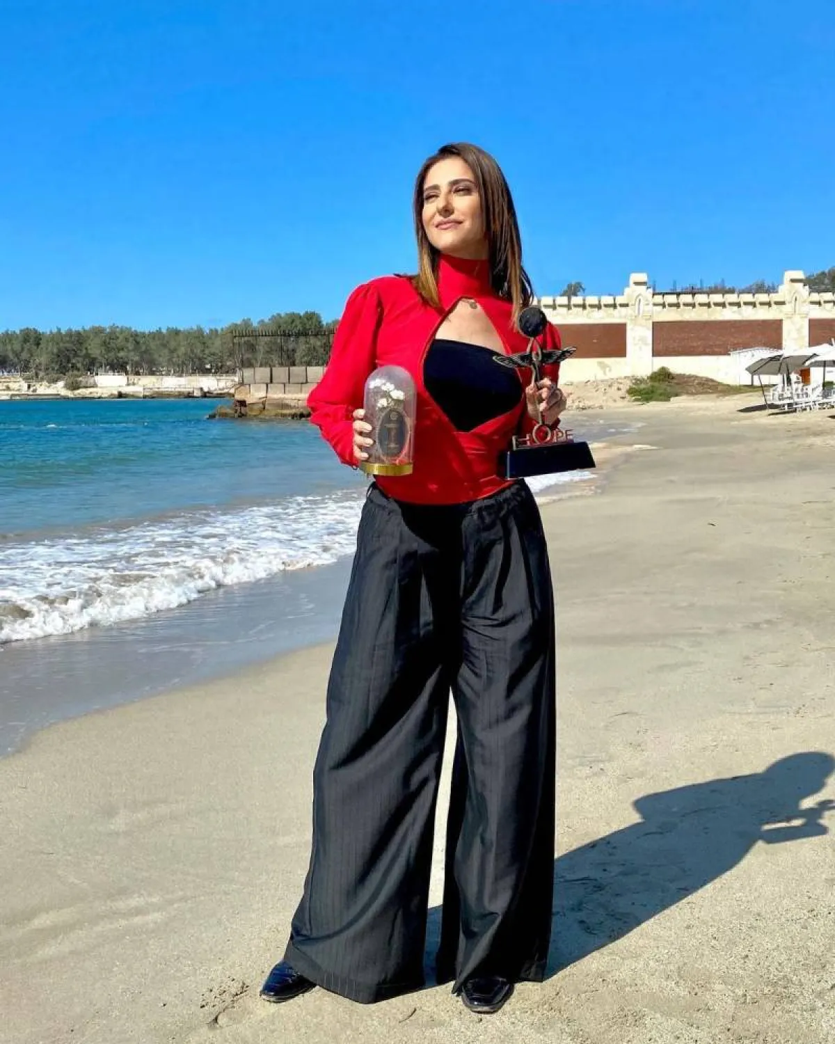 حنان مطاوع من أمام بحر الإسكندرية- الصورة من انستجرام حنان مطاوع