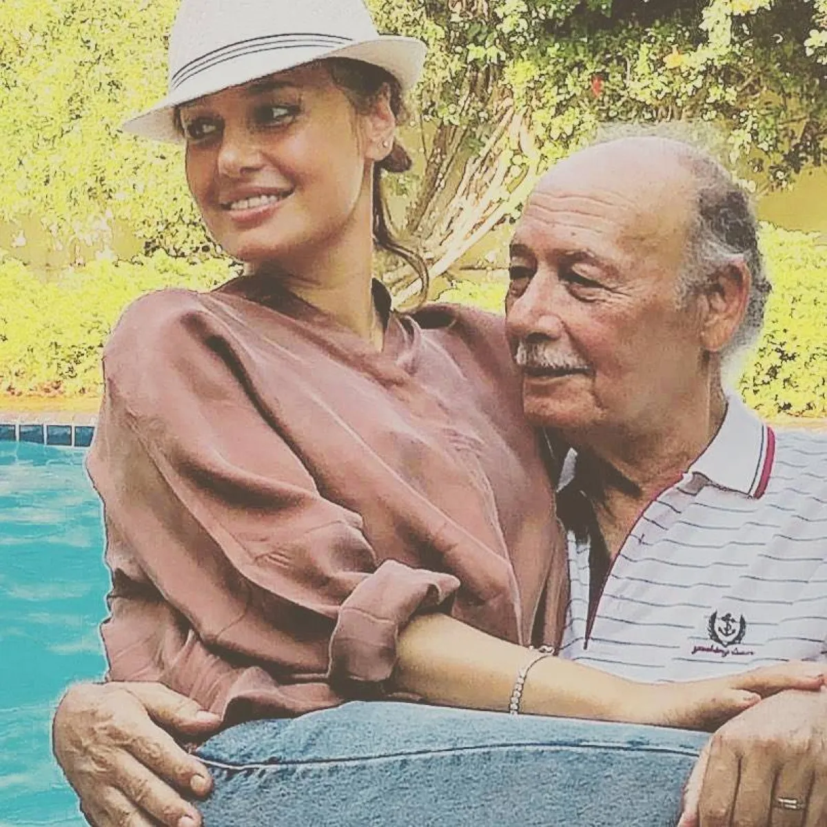 حلا شيحا بأحضان والدها - الصورة من حسابها على إنستقرام