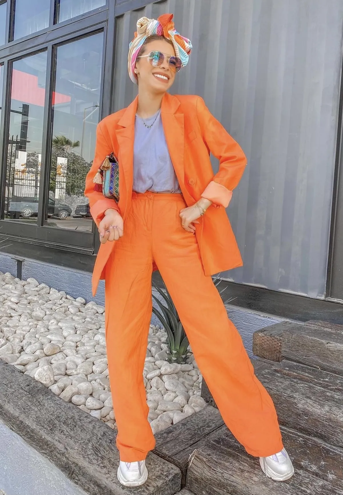 منة السني بالبدلة الملونة -الصورة من حسابها على الانستغرام