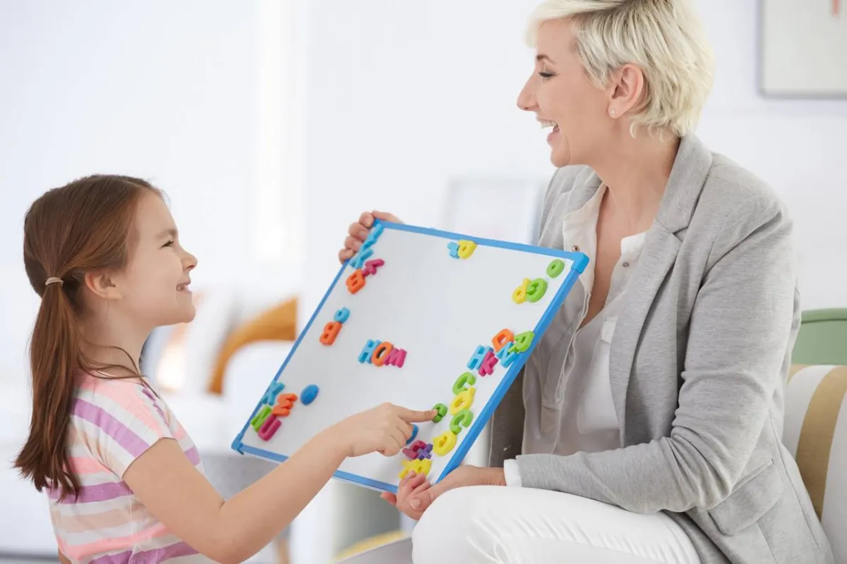 صورة لطفلة تتعلم النطق