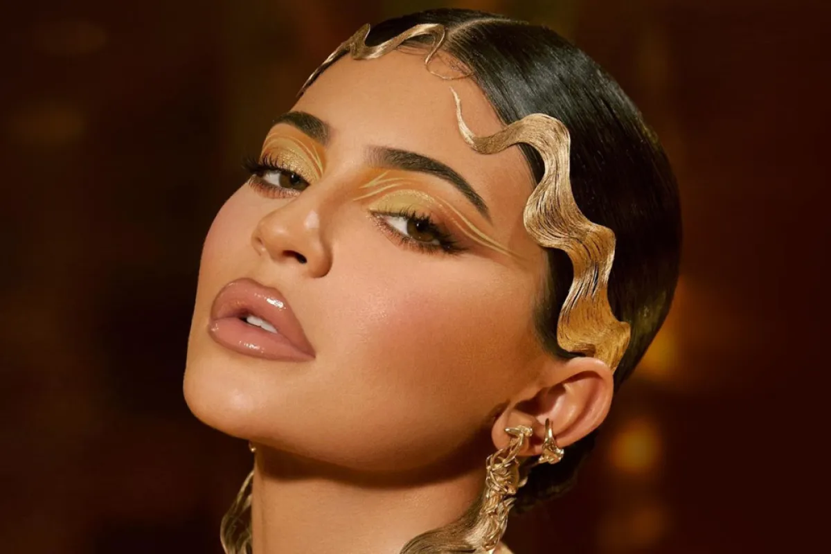 صيحات مكياج قوي من كايلي جينر