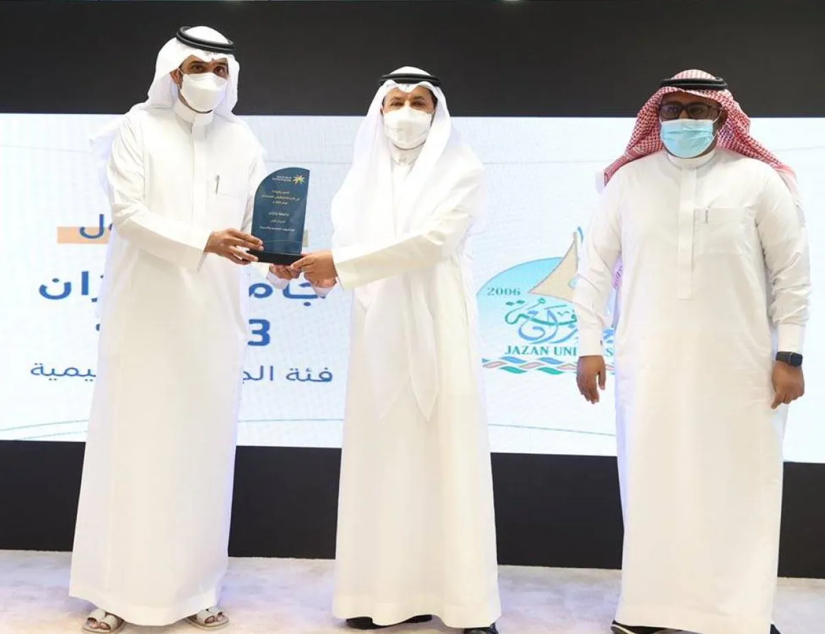 وزير الموارد البشرية المهندس أحمد الراجحي يسلم رئيس الجامعة