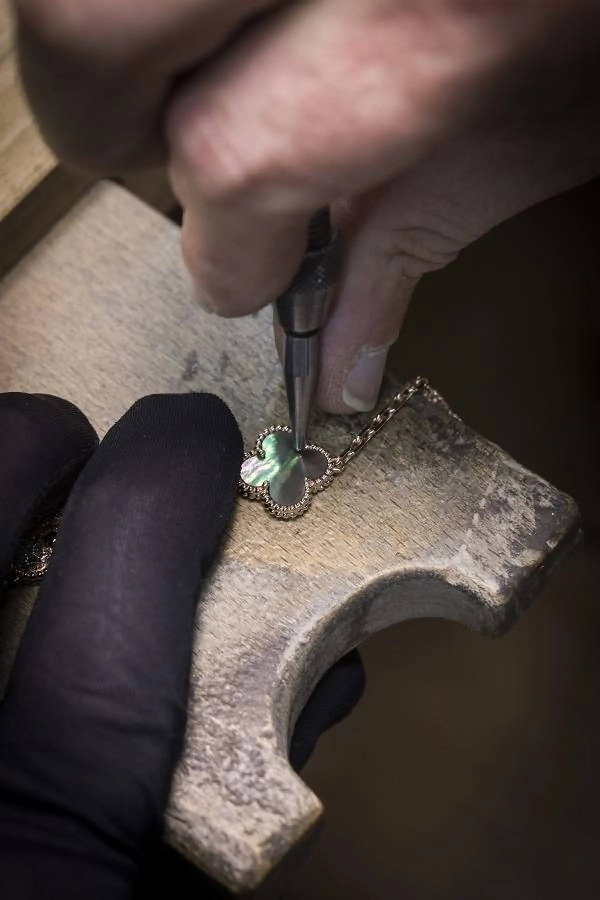 ترصيع الحلية من عرق اللؤلؤ الرمادي