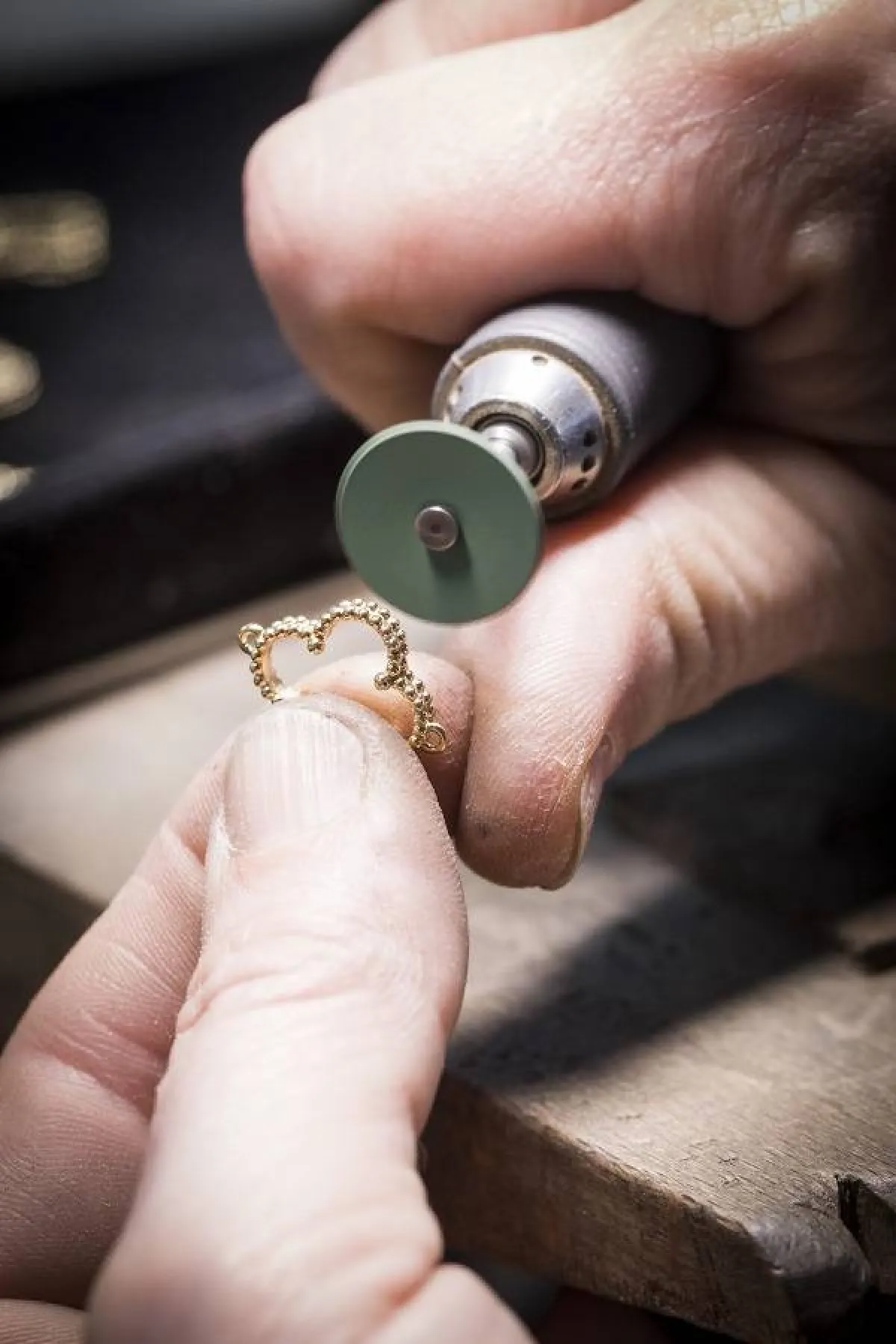 صياغة الهيكل الذهبي لحلية مرصعة بالماس المرصوف