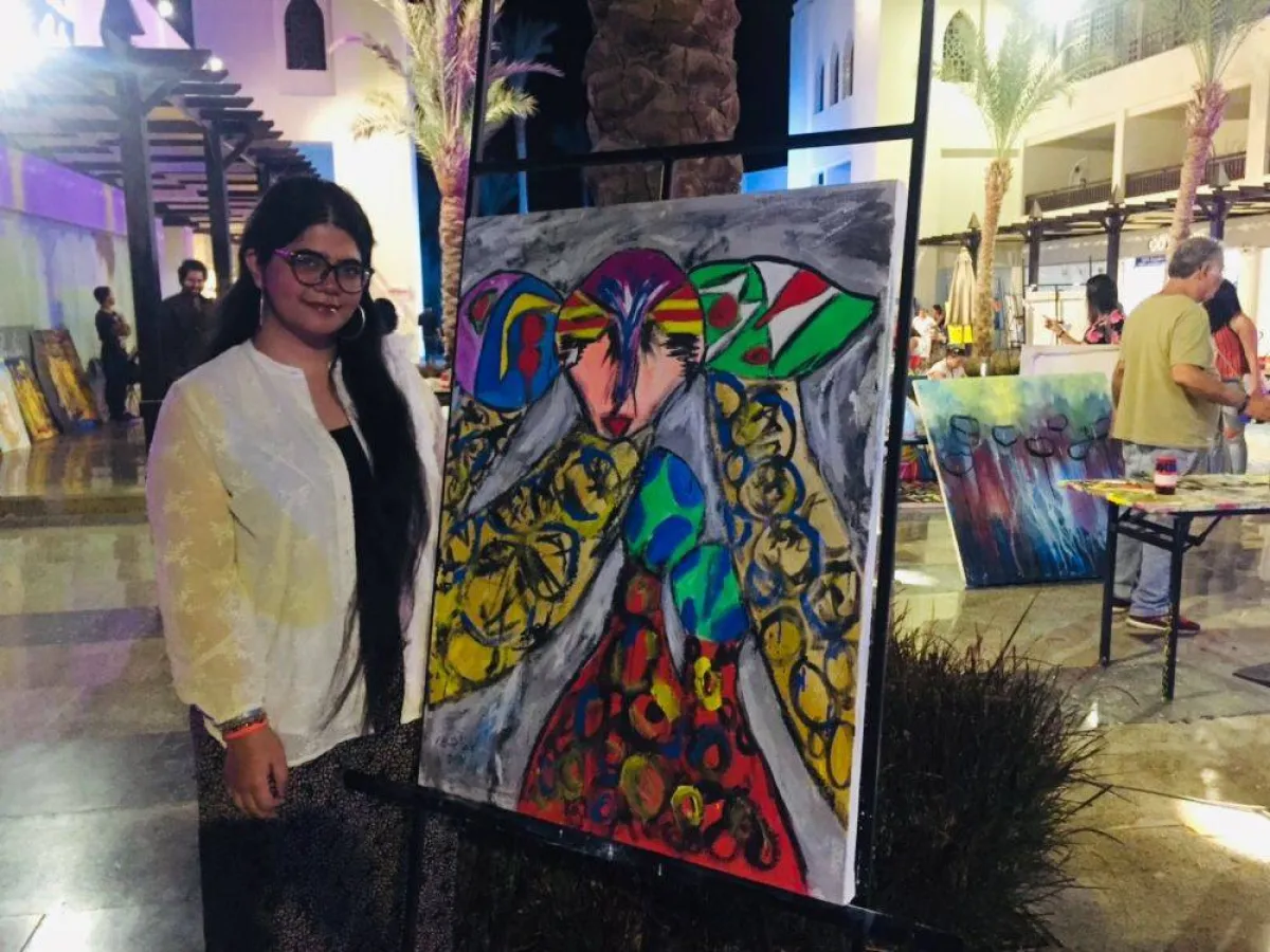 تشكيلية تعرض لوحتها 