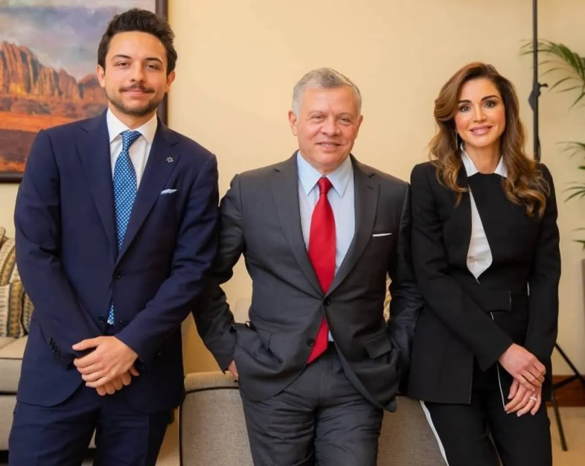 ولي العهد الأردني مع الملك عبدالله والملكة رانيا