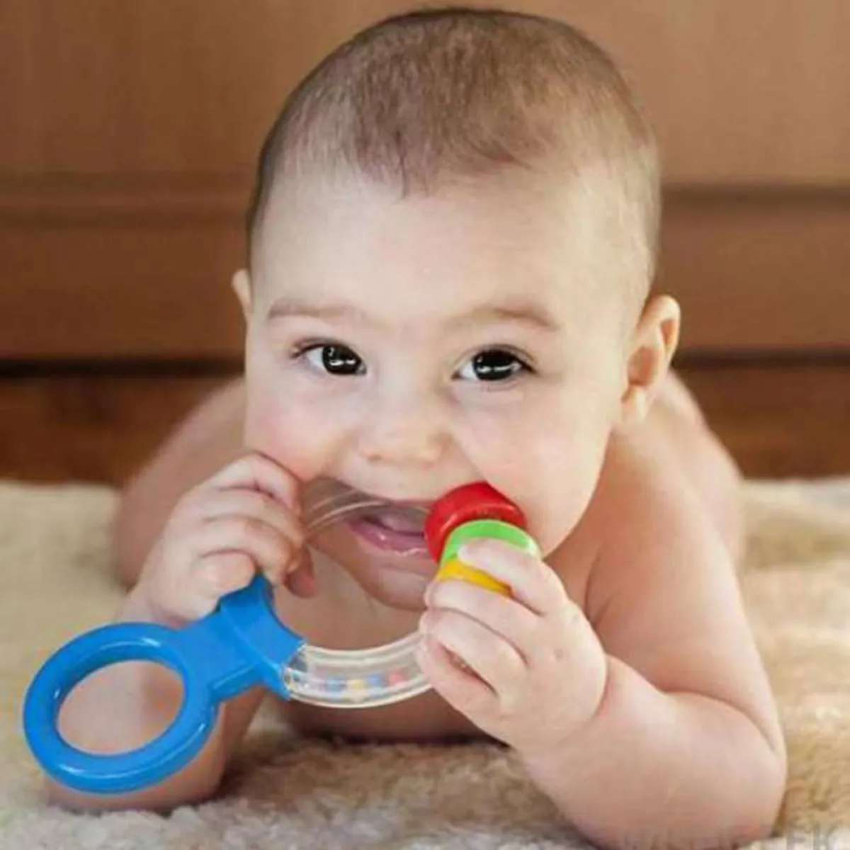 صورة لطفل ينقلب على بطنه