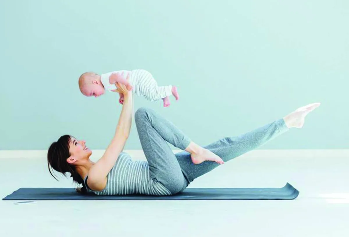 صورة لطفل يتأرجح في الهواء.