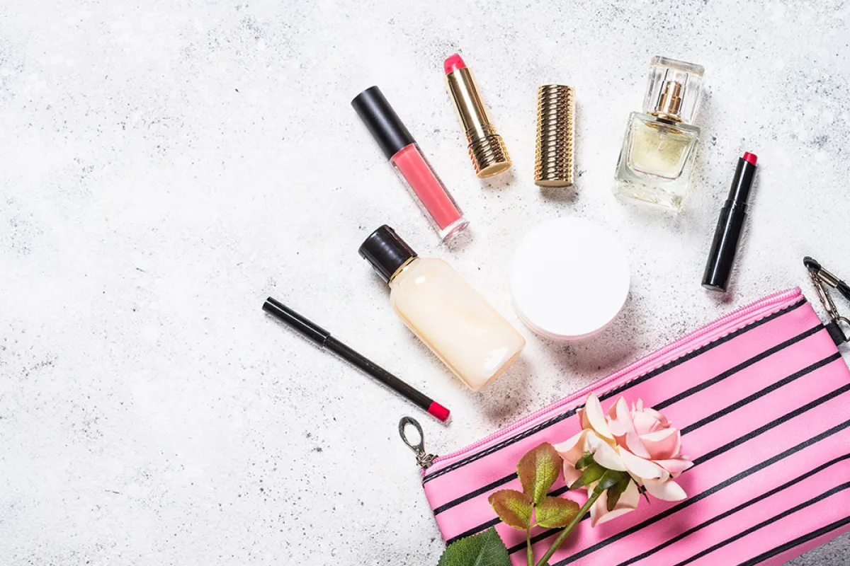 خطوات العناية بجمالك في الطائرة 