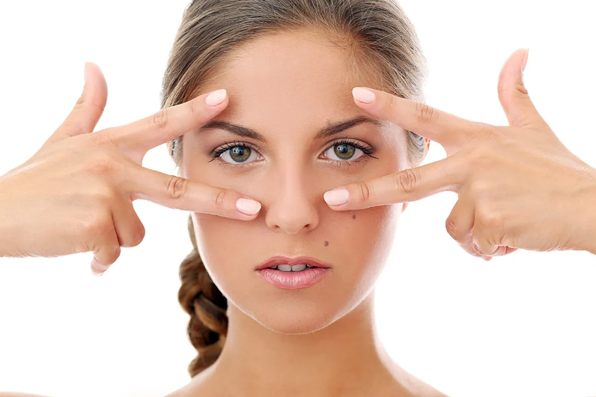 التخلّص من تجاعيد " أقدام الغراب" حول العينين