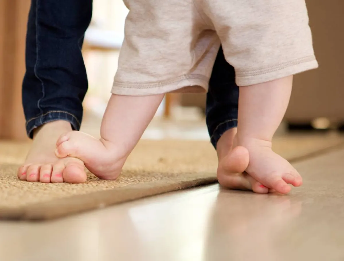 أسباب اعوجاج القدمين عند الأطفال الرضّع