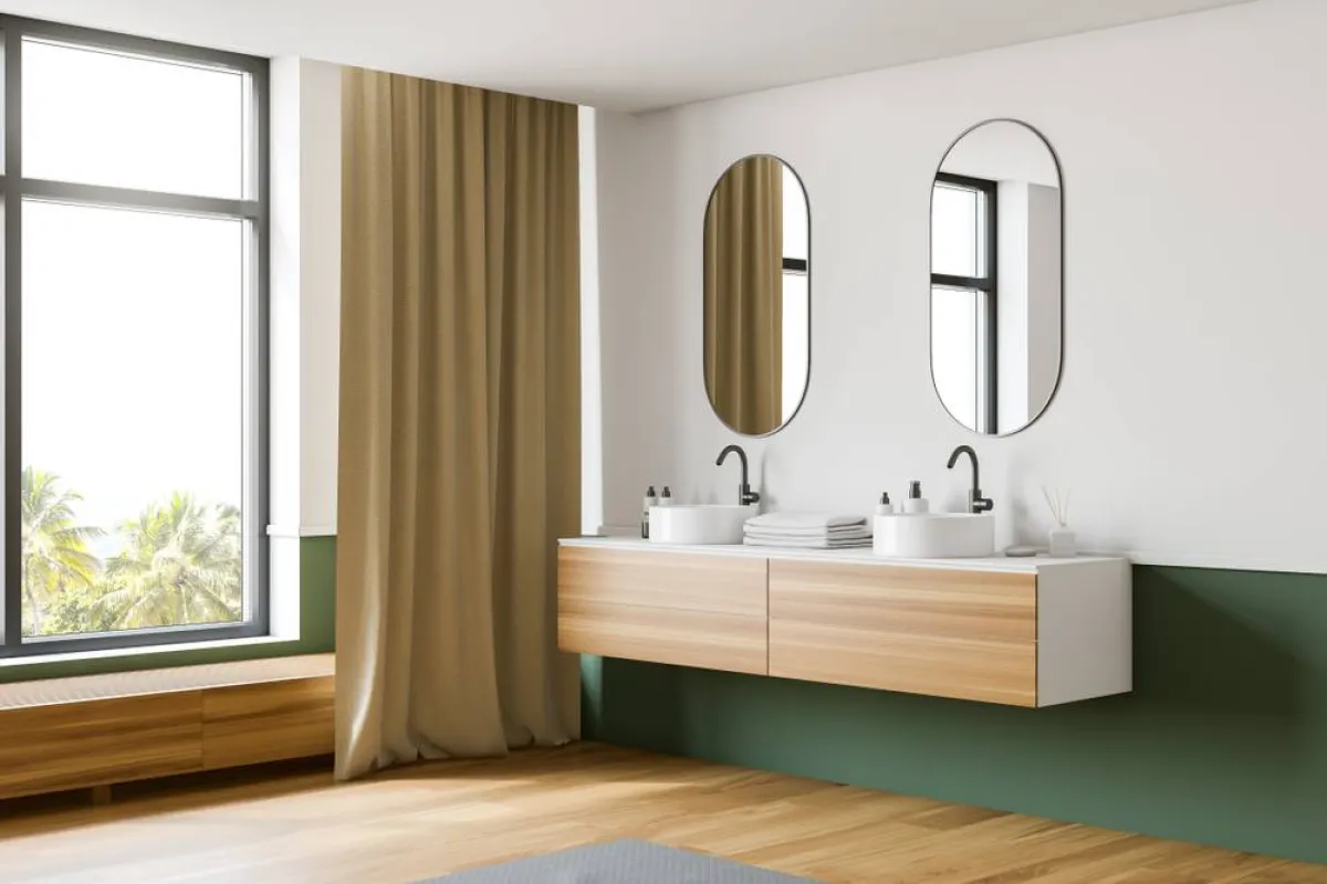 مرآة الحائط في حمّام الضيوف