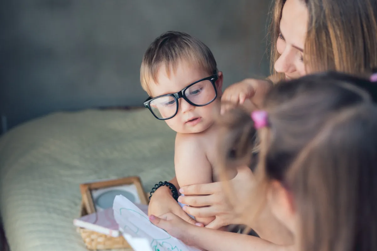 متى يقلد الطفل الحركات؟