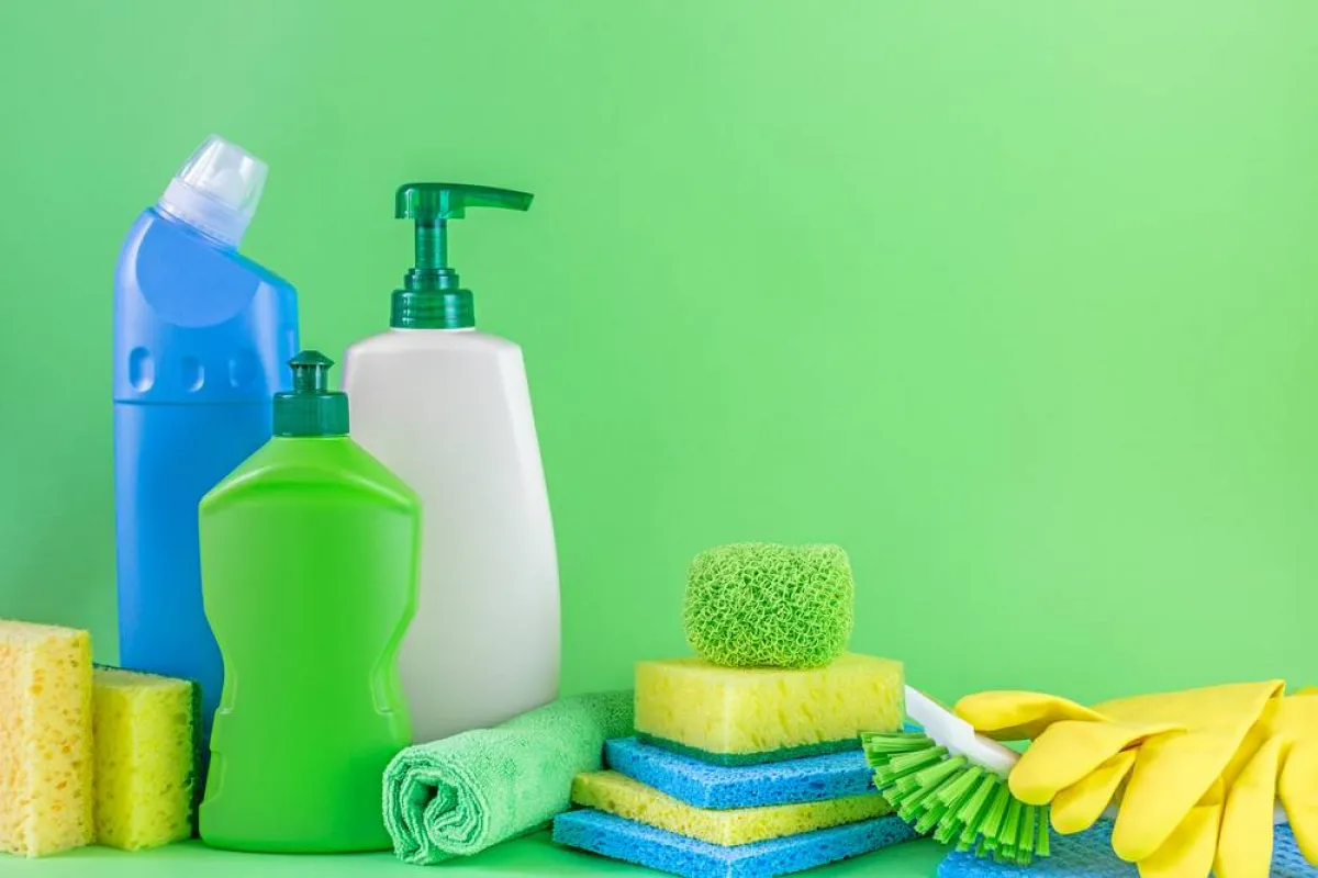 مكوّنات مستخدمة في تلميع الأثاث الخشبي